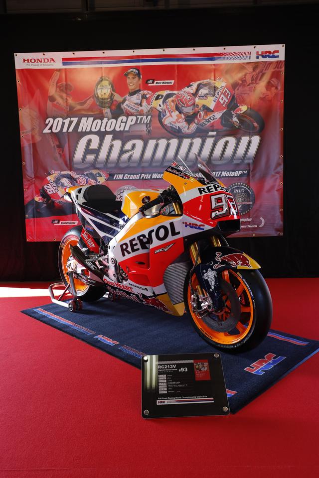画像: ピット内には、ゼッケン93のMotoGPチャンピオンマシンも展示!