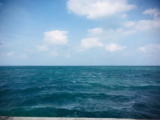 画像: 海は、やっぱ綺麗。 もー小さい島だし、地図見ずに移動しちゃお! もちろん、行きたい道のほうに出れなくなりましたが、迷ってしまったおかげで、 素晴らしいとこに着きましたよ( ⸝⸝⸝¯ ¯⸝⸝⸝ ) ラッキー( › ·̮ ‹ )