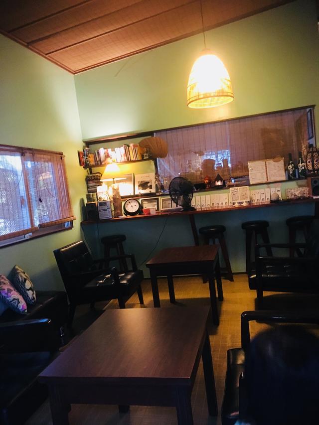 画像: わお!中はこんな雰囲気。黒島の長閑な場所からかけ離れたような店内にびっくり( ゚Д゚) オサレ〜(✽´ཫ`✽) 黒島産アーサーのマヨトーストを注文。やっぱり地のものを食べないとね( ꇐ₃ꇐ )