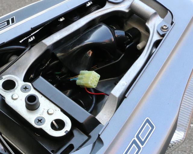 画像: 取り付けは、まずNinja ZX-10R の場合タンデムシートを開けコネクターカバー内の6P防水カプラーのキャップを外す。