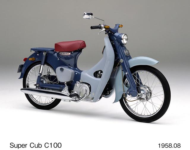 画像: 1958年(昭和33年)、低床バックボーン式フレームに大型レッグシールド、自動遠心クラッチの3速ミッション、そして空冷4ストロークOHVエンジンを搭載した、スーパーカブの初代モデルC100が誕生。