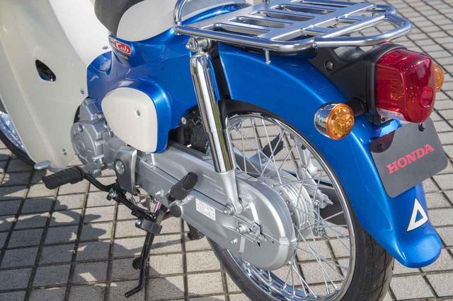 画像: リヤサスペンションは50/100 の全車メッキ仕上げ。110 にのみタンデムステップがスイングアームに装着されている。