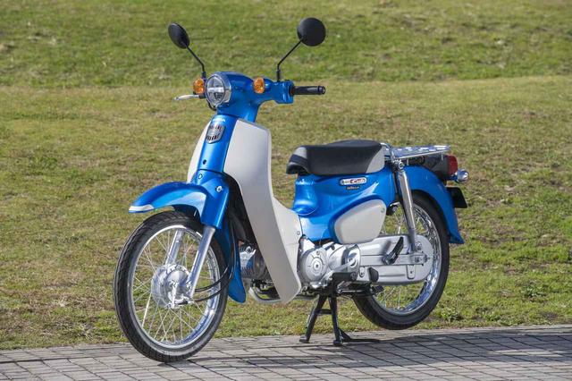 画像: 50と110 は外観上の違いはほとんどない。最大の違いはカラーリングで、タスマニアグリーンメタリック、アーベインデニムブルーメタリックは共通。残りの3色がそれぞれの専用カラーとされている。