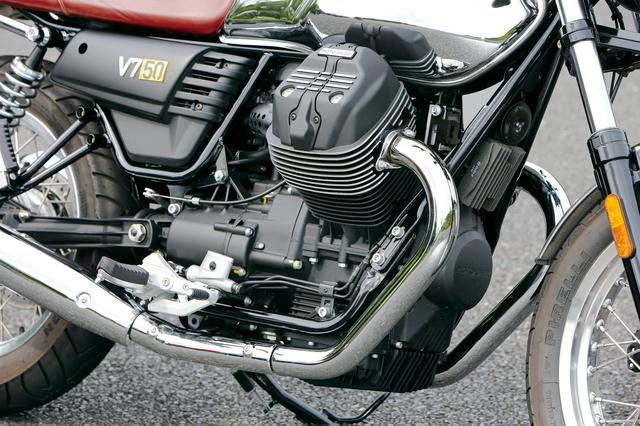 画像: 伝統の縦置き空冷Vツインは、通常モデルのV7ストーンなどと共通だが、シリンダーの冷却フィンのサイドが切削仕上げとされているのがアクセントになっている。