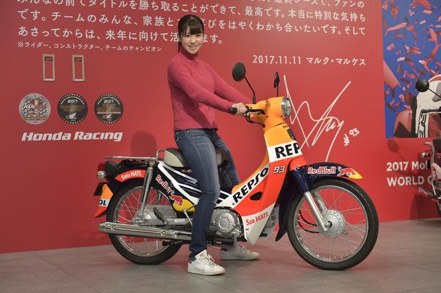 画像: 今回は特別にマルケス車両にまたがらせて頂きました。