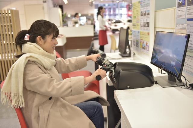 画像: ライダーの危険予測能力向上に役立つ「Honda ライディングトレーナー」に梅ちゃんもチャレンジ。