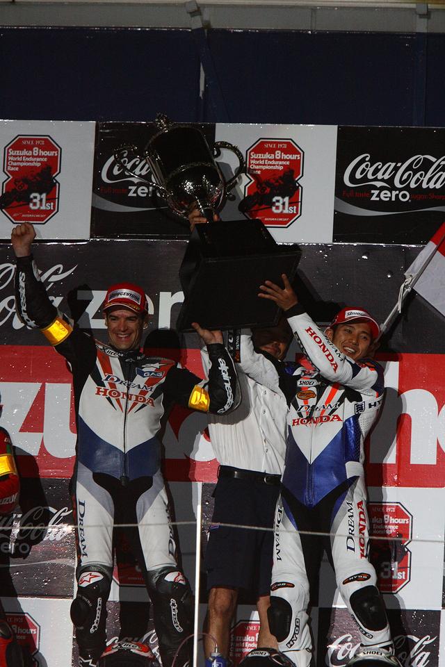 画像: この年の8耐を制した「DREAM Honda Racing Team 11」。写真は表彰台でファンの声援に応える清成選手(右)とC・チェカ選手(左)。ホンダワークスの鈴鹿8耐参戦は、この2008年までとなった。
