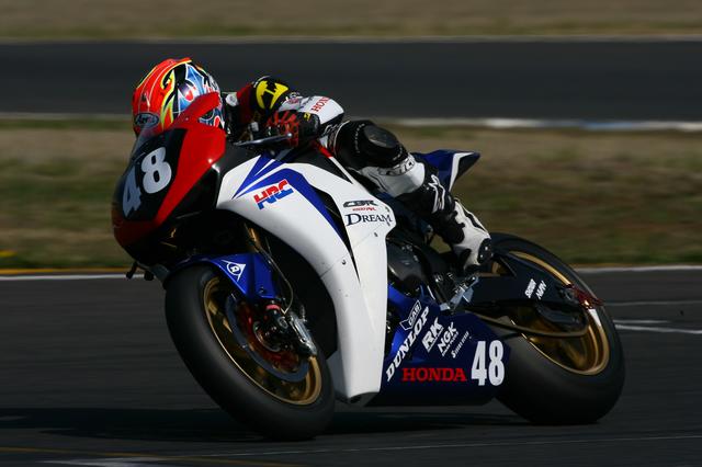 画像: 2008年シーズンの全日本ロードレース、JSB1000クラス。写真はホンダのワークスチーム「DREAM Honda Racing Team」の手島雄介 選手。この年は、徳留和樹 選手と共にワークスライダーとして活躍。