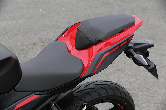 画像: タンデム部シートがライダーシートのヒップストッパーも兼ねるサイズとなったシート。シート高は現行モデルと変わらず785㎜。