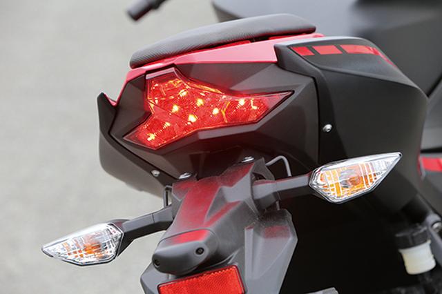 画像: LEDテールデザインは、複雑な面で構成されるZX-10Rのデザインエッセンスを取り入れている。テールランプはLEDランプのマルチレイアウトタイプ。