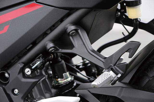 画像: 左ステップ部にはキーロック式のヘルメットホルダーを装備。タンデムシート下にも、フック式のホルダーを装備する。