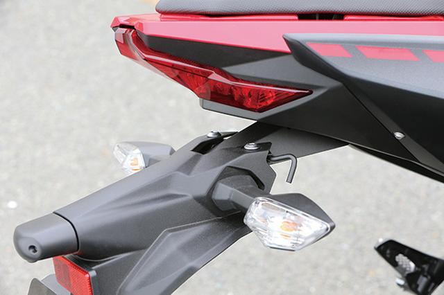 画像: タンデムステップ裏とリアウィンカーステーに荷かけフックを装備する。左右2か所ずつ、計4か所、こういうところがカワサキの良心。