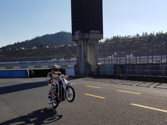 画像: だっ!誰だ?? カブでウィリーしてるのは!!笑 正解は……
