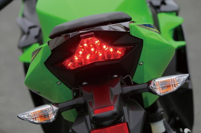 画像: ZX-10Rのようなシャープなイメージの複雑な形状のテールカウル最後部に埋め込まれたテールランプにもLEDを採用。
