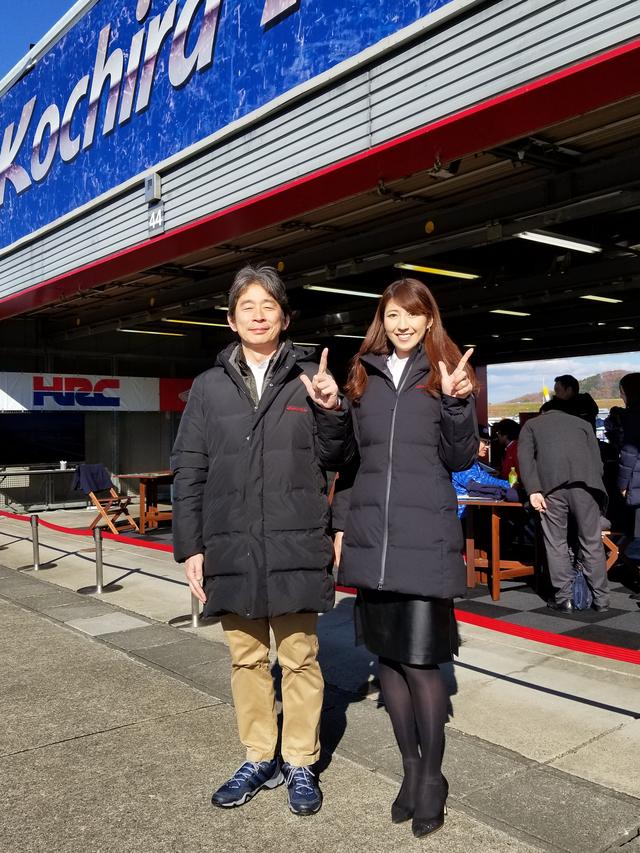 画像: 「バイクが、好きだ!」のポーズで一緒に写真を撮ってくださったこのお方が、RC213V-S開発責任者の宇貫さん! なかなか研究所の方と話す機会がないので、当日は色々お話できてとても楽しかったです!