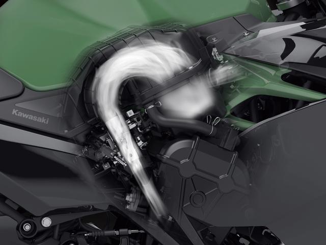 画像: 250と同じく吸気系の基本レイアウトが見直され、ダウンドラフト吸気を採用。エアインテークから吸気バルブまでの吸気経路が短くなり、高回転域でのシャープなパワー特性に磨きがかかった。