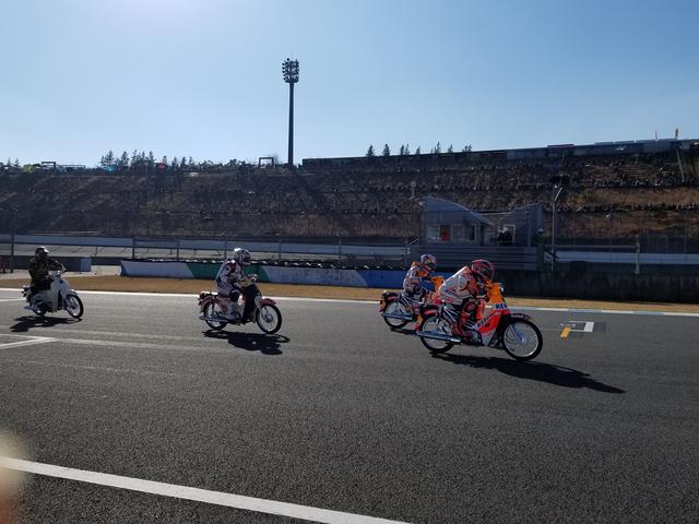 画像: カブレース!!! スタートが凄く静かだったのに、レースは大盛り上がり\(^o^)/ マルケスが後輪バリア当てしたり(笑) さすが、MotoGPライダー!マルケスとダニはカブでも速いw 動画がYouTubeにアップしてあるみたいなので検索してみてください。