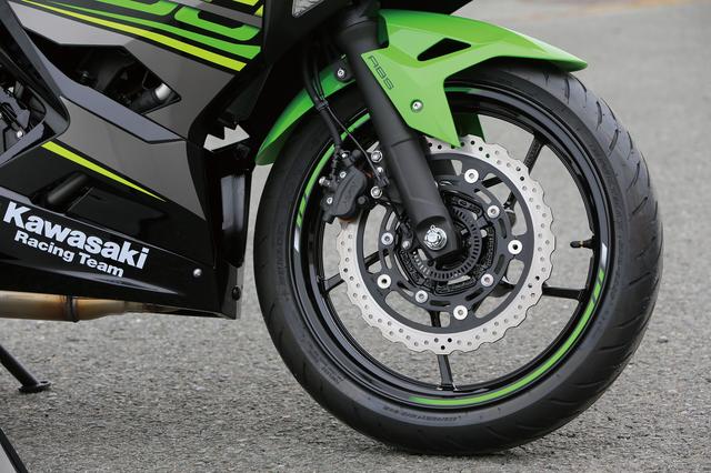 画像: 正立フロントフォークはインナーチューブ径Φ41㎜、ペータルローターの外径はΦ310㎜で2ピストンキャリパーを組み合わせている。