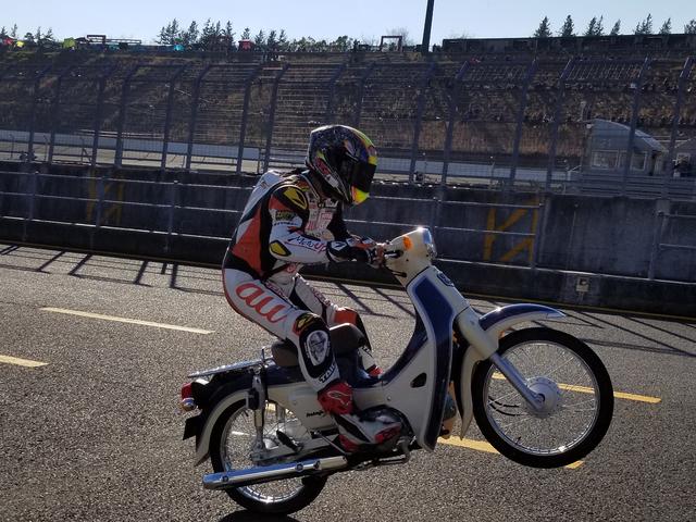 画像: JSB1000に au&Teluru・Kohara RTから参戦している秋吉耕佑選手。 目の前で見せてくれました!!カブでウィリー(笑) 流石です(*≧∀≦)ノノ゙