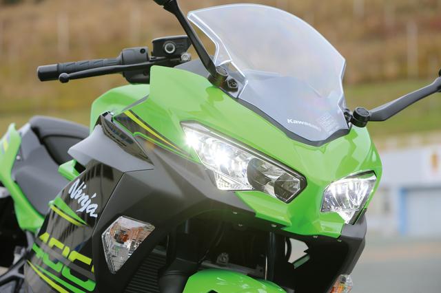 画像: 初代ニンジャ250Rから受け継がれてきた特徴的なデュアルヘッドライトはフルLED化された。ロービームは外側のみ、ハイビームで全面が光る。