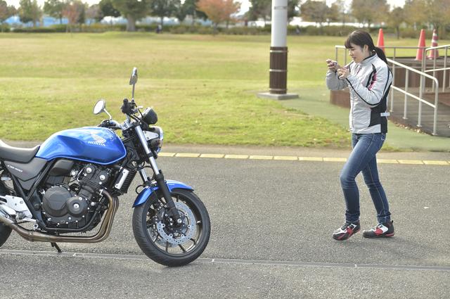 画像1: 確かに(笑)。さて、梅ちゃんが普段乗ってるCB400SFは「HYPER VTEC SPECIII」だよね。今回、最新のCB400SFと乗り比べてみて、どうだった?