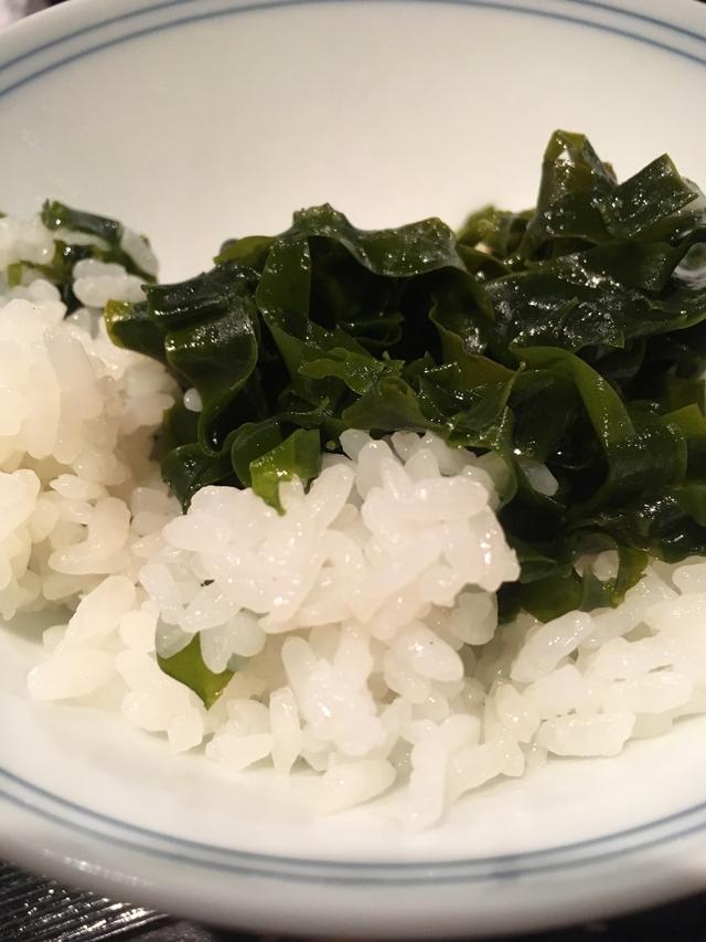 画像: ご飯にのせたら美味しいからと居酒屋さんの旦那さんがホカホカご飯を出してくれました。 こういうことって、ひとり旅の醍醐味!知らない土地での出会いや偶然に感謝。