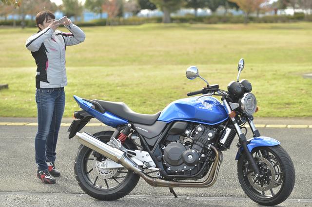 画像2: 確かに(笑)。さて、梅ちゃんが普段乗ってるCB400SFは「HYPER VTEC SPECIII」だよね。今回、最新のCB400SFと乗り比べてみて、どうだった?