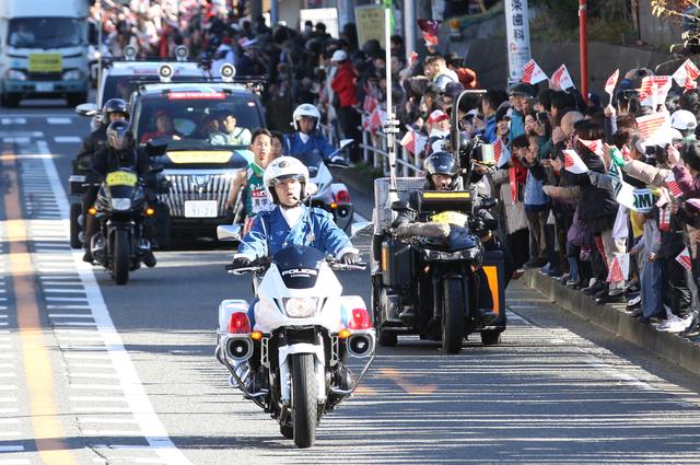 画像3: 黒ずくめの中継車両は装備が盛りだくさん!