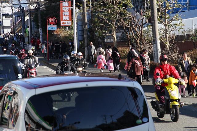 画像: そして、駅伝の隊列が終わると、交通規制を受けながら走るバイクの集団が。こちらも毎年恒例の風景です。