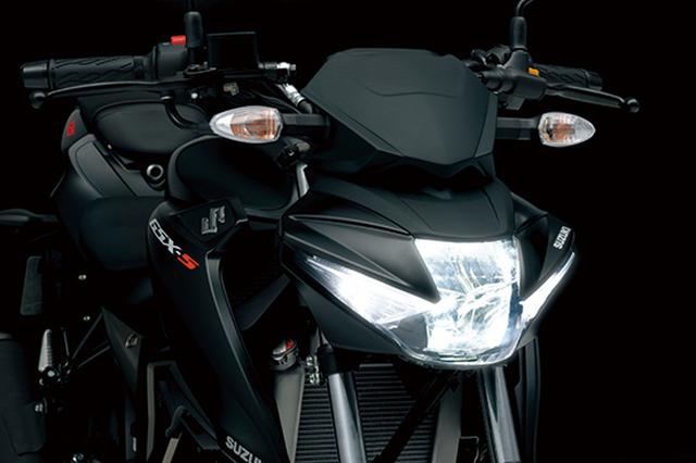 画像: LEDヘッドライト自体はGSX-R125と同じもの。低く構えた独特なデザインをビキニカウルと組み合わせて、ワイルドで攻撃的なイメージに変身。