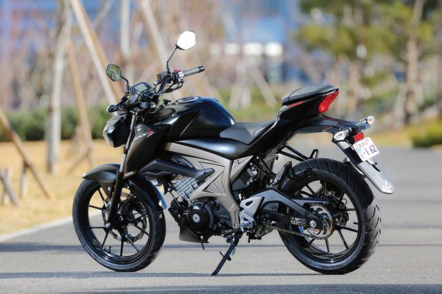 画像: タンクからシート、テールカウルにかけてのデザインは基本的にGSX-R125と共通。フロントまわりのデザイン変更と、各部のカラー変更によってイメージが大きく異なって見える。