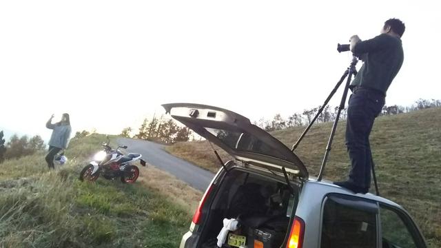 画像: ここでもカメラマン関野さん! 三脚を車の上に立てる(笑)