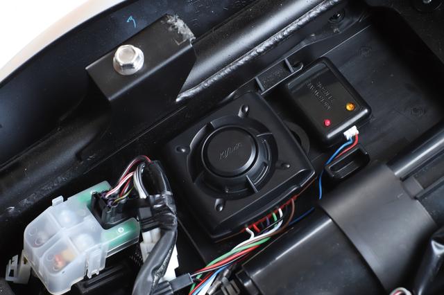画像: オプションの9vバッテリーセットを使えば車体側バッテリーとの配線は不要で、約180〜250時間の連続使用が可能。6vバッテリー車やバッテリーレス車でも使える。