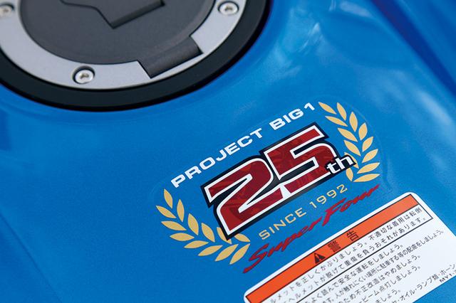 画像: プロジェクトBIG-1の25周年を記念したデカールがタンク上にあしらわれる。これは1300と同様の、2018モデルだけの装備。