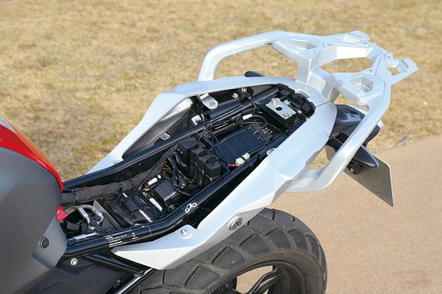画像: バッテリーやABSユニットなどがぎっしり詰まっているシート下にETC車載器が収まり、小物を入れるスペースはほとんどない。