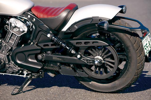 画像: リアショックはボバー専用のローダウンタイプ。ベースとなったスカウトより1インチのローダウン化を施している。
