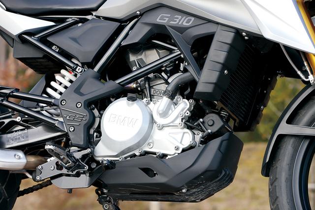 画像: 大型の樹脂製スキッドガードに腰下を守られるエンジンは、前方から吸気し後方に排気するDOHC4バルブ単気筒。後傾シリンダーの313㏄で34PSを発揮するのはG310Rと同じだ。