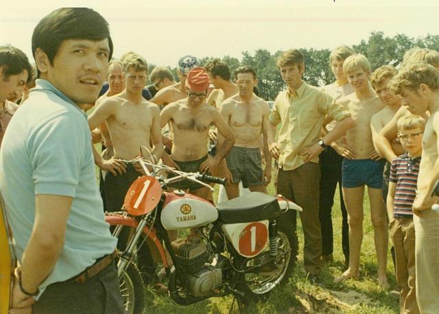 画像: MFJ最優秀選手として1970年にヨーロッパに遠征。オランダの国際レースに出走し、日本人で初の優勝を遂げる。ベルギーのテストで手首を負傷、さらにブリストルで転倒し、首を圧迫骨折する。救急車で搬送されるも不安で日本に帰国。自分でクルマを運転して病院に行き、大騒ぎになる。