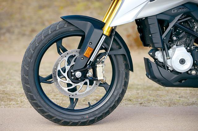 画像: フロント19インチのアルミキャストホイールを履く足まわりは、BYBRE製ラジアルマウント4ピストンキャリパーとφ300㎜ディスクのブレーキをφ41㎜倒立フォークにセット。