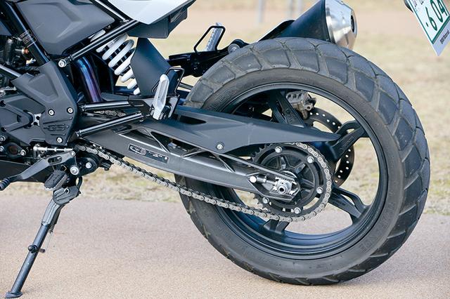 画像: 並列2気筒搭載のF700/800GS同様チェーンドライブ式だが、G310GSでは車体右ではなく左に駆動系を取り回した。シャフトドライブで片持ち式のR1200GSも同様だ。