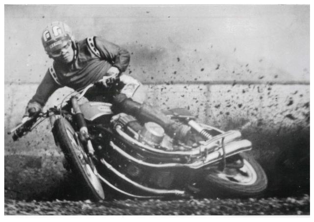 画像: 1970年代半ば、まだメーカーがキャストホイール装着に踏み切れなかったころ、忠さんはオリジナルの キャストホイールを開発した。これをホンダCB 750 Fourに装備してクレーンで空中高く釣り上げ、落 下させてホイールの頑丈さをアピール。そのついでに見せたのがこのカットだ。キャストと関係ないじゃ ん? と訊くと「いいんだよ、そんなもん」。万事この調子なのが忠さんである。