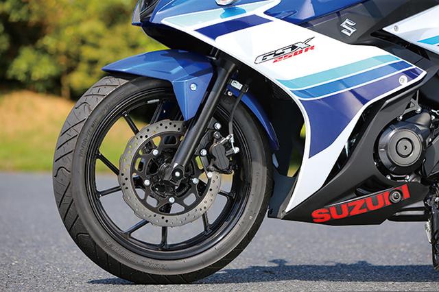 画像: アルミ鋳造10本スポークホイールにφ37㎜正立フォークをセットし、ブレーキはニッシン製ピンスライド片押し2ピストンキャリパーとφ290㎜ペタルディスクの組み合わせ。