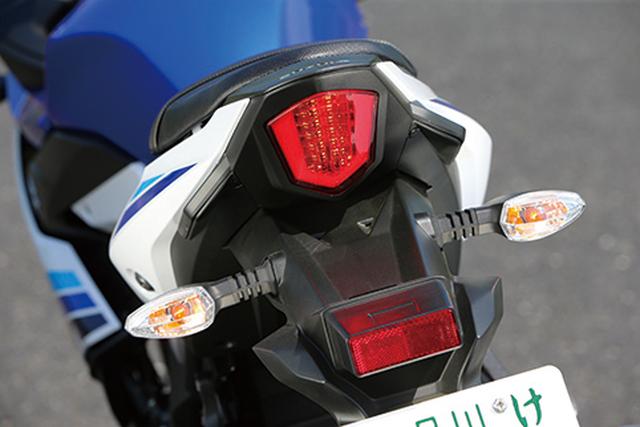 画像: V字型に浮かび上がるテールライトの中をストップランプとしたスタイリッシュなテールエンド。