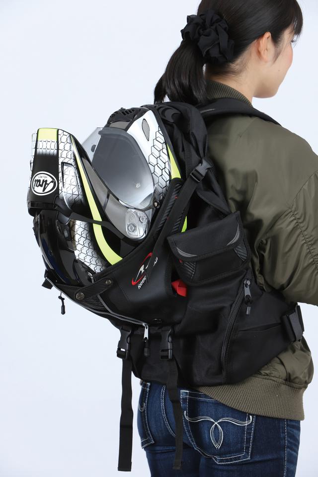 画像: バッグ内側に軟質のフレームを持ち、荷物の量に関わらず型崩れしないことが特徴。メーカーは推奨していないが、写真のようにヘルメットを運ぶこともできる収納性が魅力。