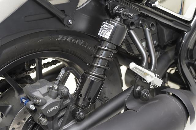 画像: 約40mmのストロークを確保し、タンデムにも対応するリアショック。ノーマル比約20mmダウンの「ローダウンリアショック」は、5段階のイニシャル調整が可能(工具付き)。カラーは写真のブラックと、クロームメッキから選択できる(価格はいずれも2万1000円)。ノーマルサイドスタンドの使用も可能だ。