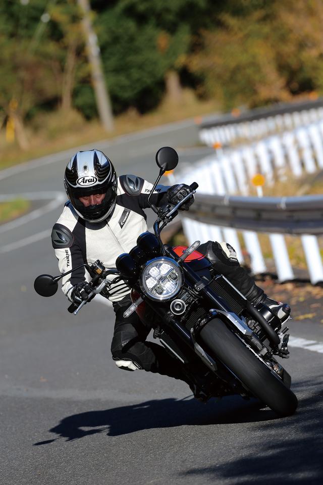 画像: KAWASAKI Z900RS SPECIFICATIONS ●エンジン形式:水冷4ストDOHC4バルブ並列4気筒●総排気量:948cc●最高出力:111PS/8500rom●最大トルク:10.0kg-m/6500rpm●車両重量:215kg●燃料タンク容量:17L●タイヤサイズ(前・後):120/70ZR17・180/55ZR17■価格:129万6000円(ブラウンは132万8400円)