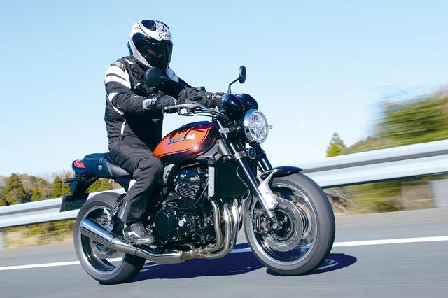 画像: KAWASAKI Z900RS SPECIFICATIONS ●エンジン形式:水冷4ストDOHC4バルブ並列4気筒●総排気量:948cc●最高出力:111PS/8500rom●最大トルク:10.0kg-m/6500rpm●車両重量:215kg●燃料タンク容量:17L●タイヤサイズ(前・後):120/70ZR17・180/55ZR17■価格:129万6000円(ブラウンは132万8400円)