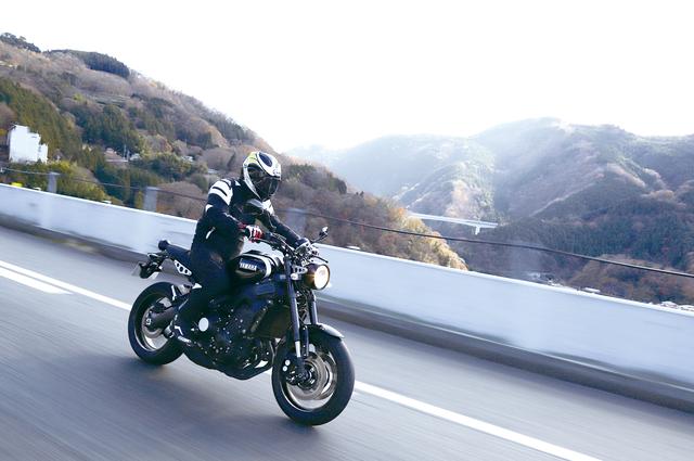画像: YAMAHA XSR900 ABS SPECIFICATIONS ●エンジン形式:水冷4ストDOHC4バルブ並列3気筒●総排気量:845cc●最高出力:116PS/10000rom●最大トルク:8.9kg-m/8500rpm●車両重量:195kg●燃料タンク容量:14L●タイヤサイズ(前・後):120/70ZR17・180/55ZR17■価格:104万2200円