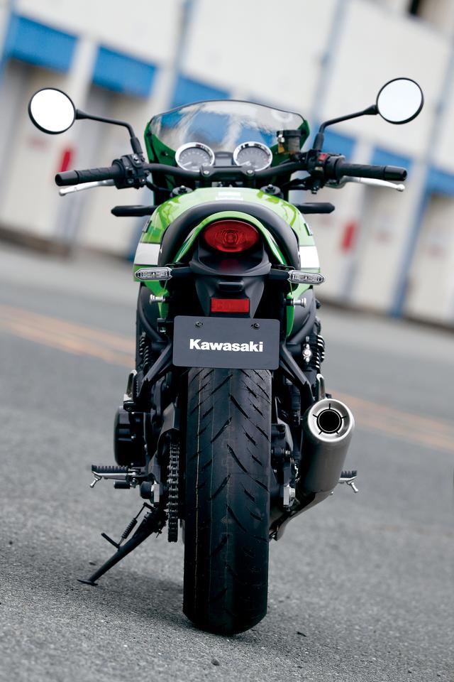 画像: 幅の広い直4エンジンを搭載する点はモチーフとなったZ1と同じだが、現代的なスポーツバイクらしくスリムに仕上げられている。