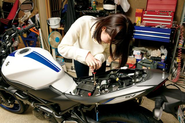 画像: 電源接続作業は梅本まどかちゃんに任せてみた。今回は「バッテリー端子はマイナス側から外す」という基本知識を覚えました。